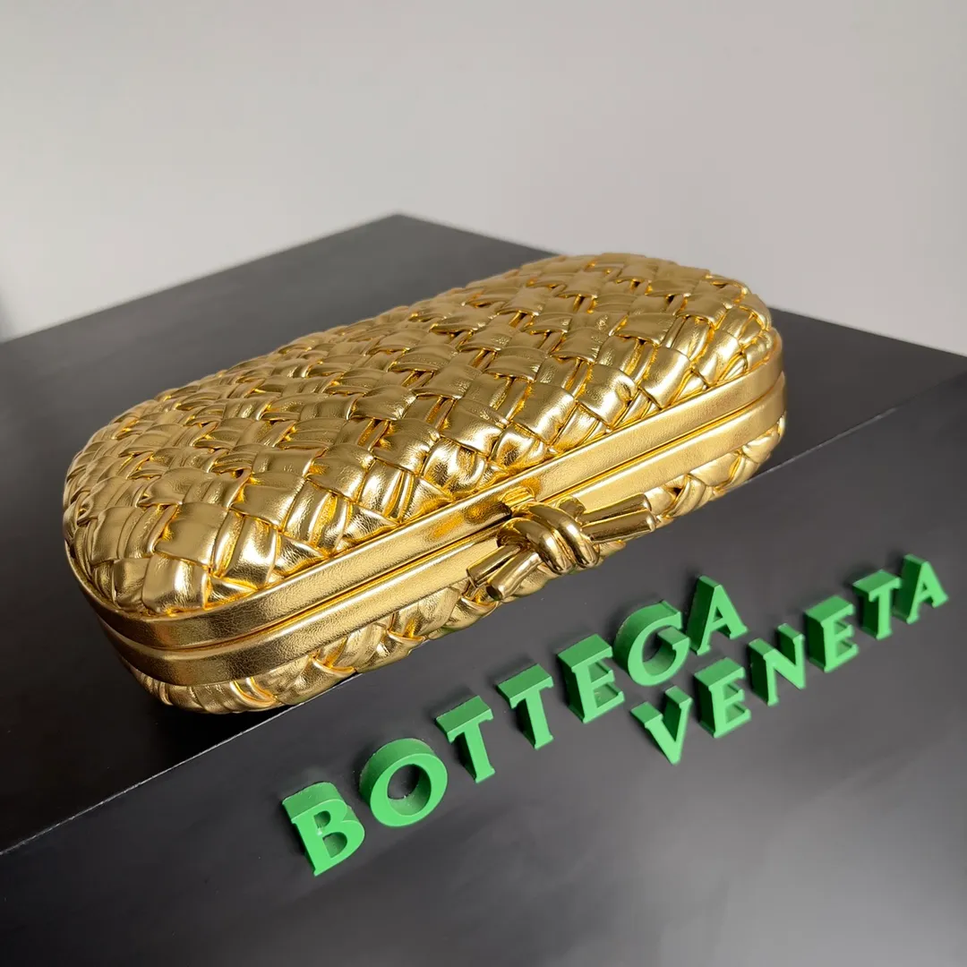 Batch 1860 BV Knot | The classic return of the evening bag. Original leather ➕ Stainless steel hardware ➕ 24k real gold plating ➕ Fully handmade. Those who know the history of our brand should have heard that the knot is a story of Bottega Veneta, and it is also one of the more important design elements. Matthieu Blazy's work this season sublimates Knot's classics, with a new knot design and a woven shoulder strap, plus Fouland Intreccio's weaving technology, adding some fashion to the retro and nostalgic feel of the past. Style number: 717622 Size: 20.5*6*12.5